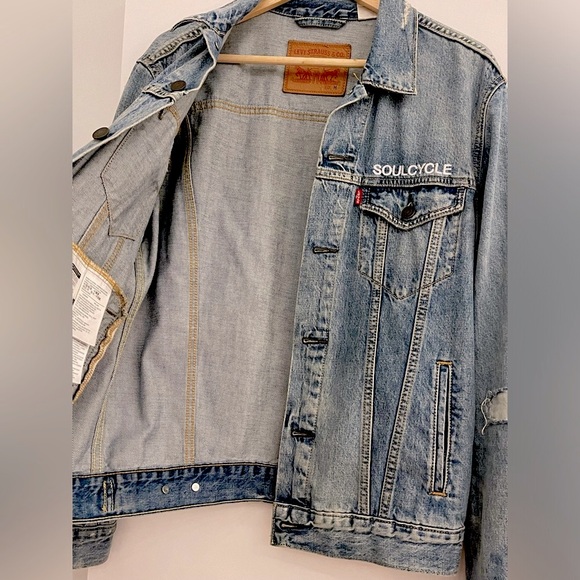 LEVI x SoulCycle LIMITED EDITION distressed jean jacket with skull graffiti - Picture 4 of 10